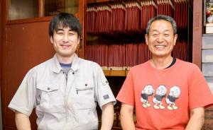 小山雅樹代表と息子の俊治さんの写真