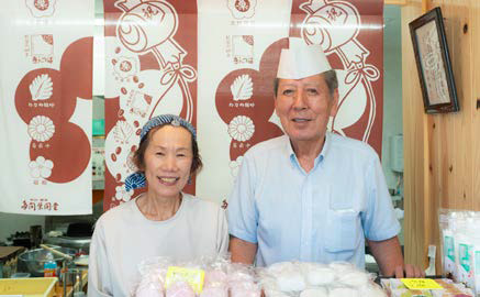 多間俊夫さんと妻の淳子さんの写真
