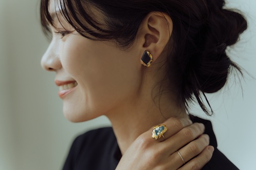 iki/粋 【九谷焼×レジン×金箔のピアス・イヤリング・リング】着用イメージ