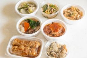 手作りお惣菜が並ぶ