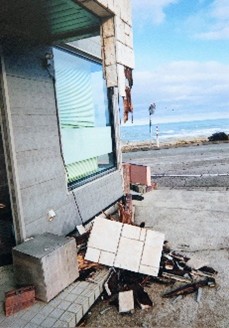 被災直後の店の外の様子