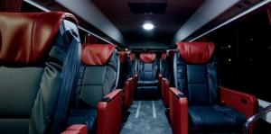 ラグジュアリーバスの中