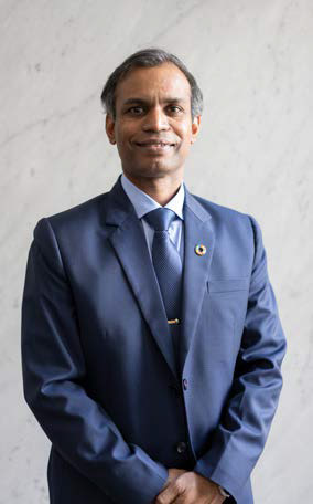 最優秀起業家賞を受賞したビヤニ・マニシュ氏の写真。