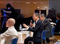 コメントする審査員の写真