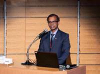 ビジネスプランについて説明する発表者の写真