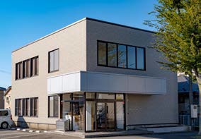 開設したばかりの野々市オフィスの外観写真