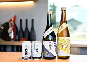 「大江山GO」の缶タイプと瓶タイプ、「ひやおろし 金の星」の写真