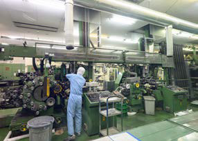 工場内部の様子の写真。