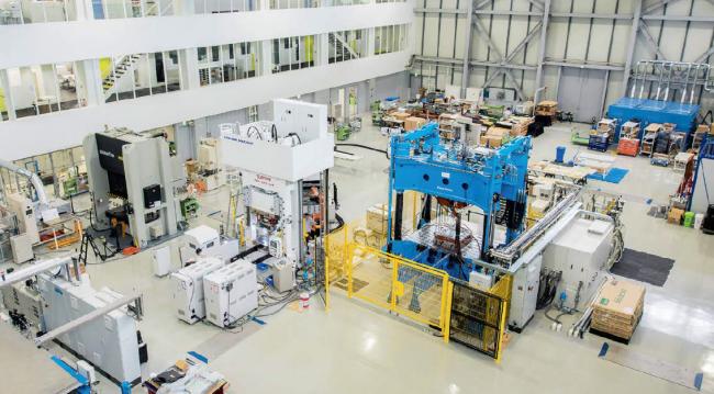 革新複合材料研究開発センターの内観写真