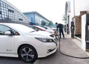 電気自動車の充電設備の写真。金沢工業大学では再生可能エネルギーのシェアリングシステムを推進している