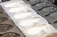 たい焼きを作っているところ２