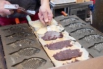 たい焼きを作っているところ３