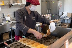 出来たたい焼きを切り離す