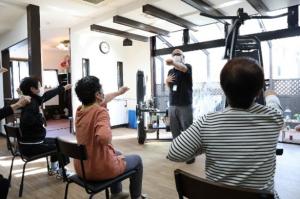 座ってみんなで体操