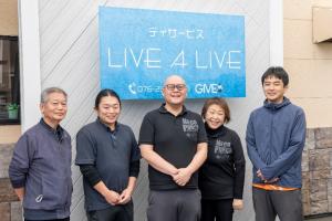 西村代表(写真中央)とスタッフたち