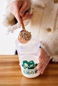 スプーンで粉末