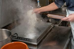 そばをゆでるところ