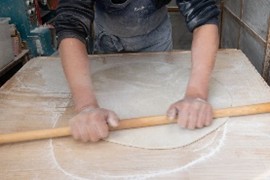 そば粉を麵棒で伸ばす