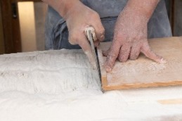 麵棒で伸ばしたそば粉を包丁で切る