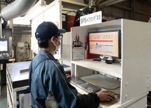 各作業エリアに設置されているパソコンを操作する従業員の写真