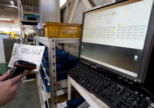 二次元コードを活用し た在庫検索システムの写真。