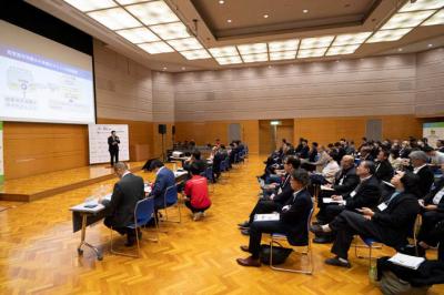 プレゼン会場の様子の写真。来場者はプレゼンテーションに聞き入っていた。