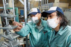 工場内で作業する従業員の様子の写真