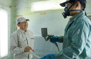 メッキ処理や表面塗装に関してアドバイスを受ける従業員の写真