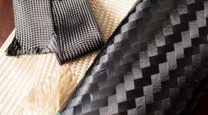 酸素繊維や液晶ポリエステルでくみ上げた試作品の写真。