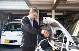 顧客に安心を提供するため、一台一台、丁寧に点検を実施する山口社長の写真