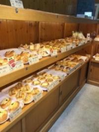 パンがずらりと並ぶ