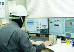 最適な状態で混合する製造プラントで作業する従業員の写真