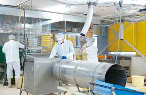 ペットフードの製造風景。工場では1日約2.5トンのペットフードを製造している。