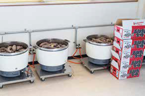 金沢産のサツマイモ「五郎島金時」を加工している様子の写真。原材料にはできる限り地元産を使用している。