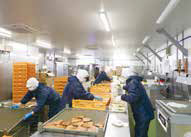 工場の様子の写真。１日5,000～6,000枚の干物を製造する。