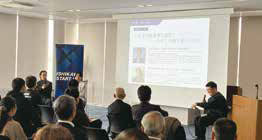 Demodayで発表する登壇者の写真。