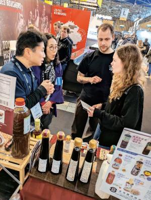 シラ国際外食産業 見本市での商談風景写真。