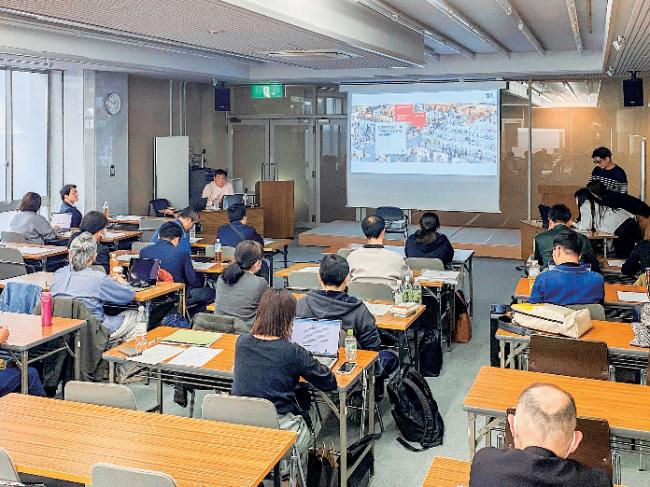 成果報告会での発表の様子の写真