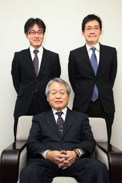 石川通社長（中央）と、開発に携わった高森秀次課長代理（左）、新保泰輝研究員（右）