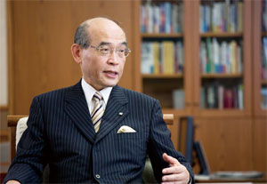 理事長（石川県知事）　谷本正憲