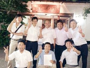 8人のメンバーの写真
