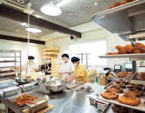 製造現場の写真。原材料にこだわって、一つ一つ丁寧に手作りする。