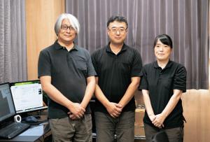 井家社長（中央） と焼き型のデザインを手がけるスタッフ2人の写真。