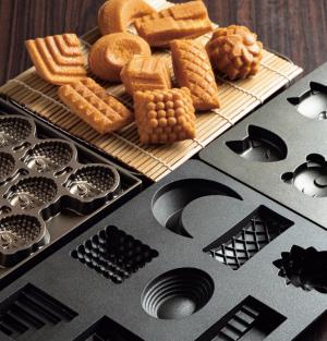 食品用の焼き型とこの焼き型を使ったお菓子の写真。