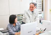 今年3月に入社した女性社員と茶谷敏夫社長の写真