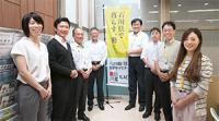 清水克弥センター長（左から4人目）とILACのスタッフの写真