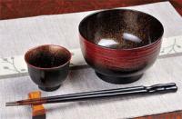 右が椀「彩文」、左が猪口、手前が箸「黒檀」