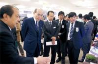 谷本知事(左から2人目)と日立プラントテクノロジーの飯泉執行役員 調査調達本部長(同3人目)