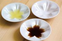 調味料を注ぐと桜の形が現れるさくら小皿