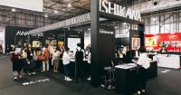 黒を基調にしたシンプル＆モダンなイメージのISICOブースの写真。ギフト・ショーのLIFE×DESIGNアワードでベストブースデザイン賞を受賞した。